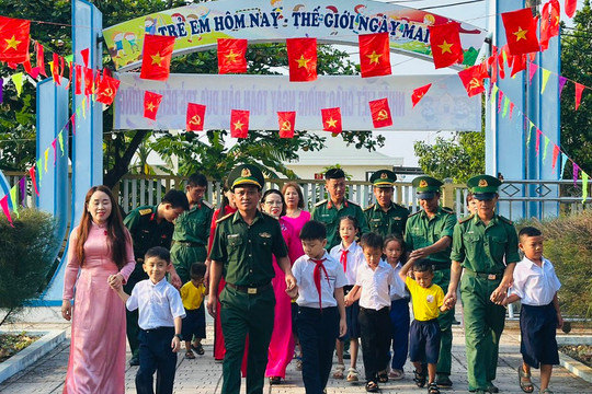 Học sinh từ đảo xa đến vùng biên viễn Quảng Trị mừng ngày tựu trường