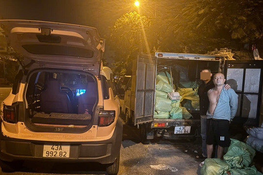 Bắt quả tang đối tượng vận chuyển, mua bán gần 300 bình ‘khí cười’