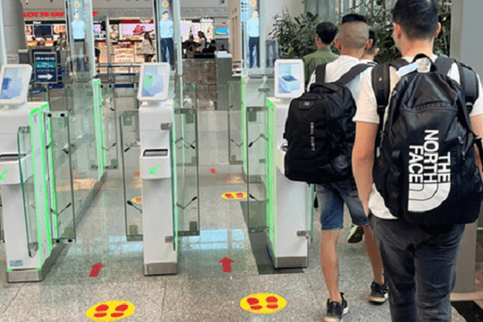 Trục xuất 4 người Trung Quốc có visa du lịch nhưng lại làm chăm sóc khách hàng