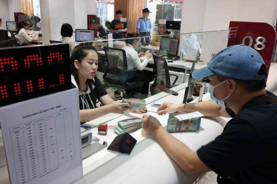 Lãi suất huy động 8%/năm hạ điều kiện số dư về 100 triệu đồng, nhóm Big4 tiếp tục đi ngang