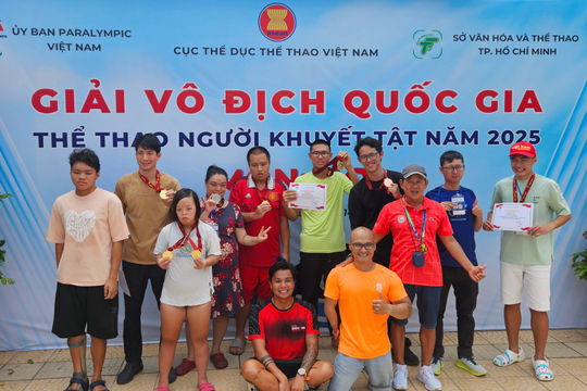 Huỳnh Ngọc Tiến: Bước qua bóng tối bằng những đường bơi truyền cảm hứng