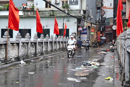 Hà Nội: Nhiều điểm ngập sâu, rác thải lênh láng trên đường