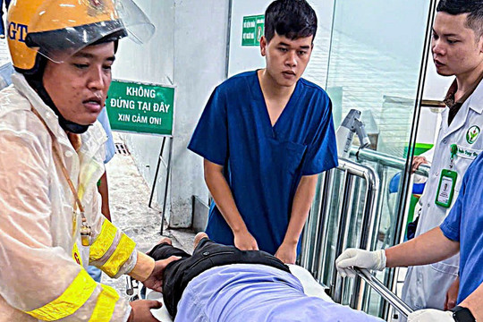 CSGT mở đường đưa người đàn ông bất tỉnh đi cấp cứu giữa trời mưa lớn, nước dềnh