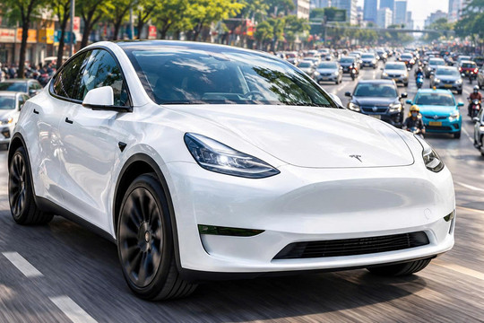 Chưa mở bán, Tesla vẫn khiến thị trường xe điện Việt Nam 'nóng' lên