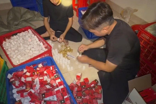 Cận cảnh ‘xưởng’ sản xuất thuốc An Cung giả từ bột mì, hóa chất