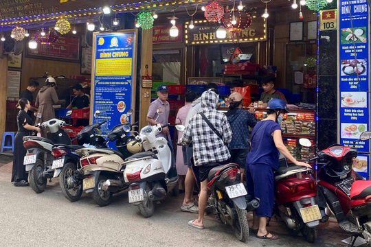 Thị trường bánh Trung thu Hà Nội ngày rằm: Sức mua duy trì cao, điểm bán giới hạn số lượng