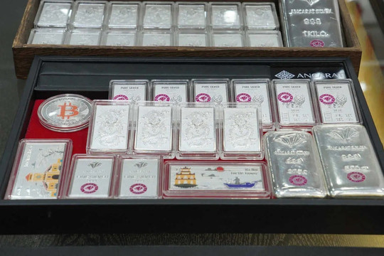 Giá bạc hôm nay 26/9 neo quanh 63,82 USD/ounce, trong nước ghi nhận 2,304 triệu đồng/lượng