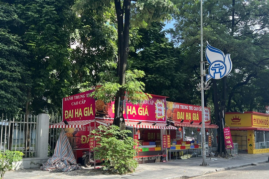Sau Tết Trung thu, các quầy bánh tại Hà Nội đồng loạt giảm giá 10% đến 20% để đẩy hàng tồn