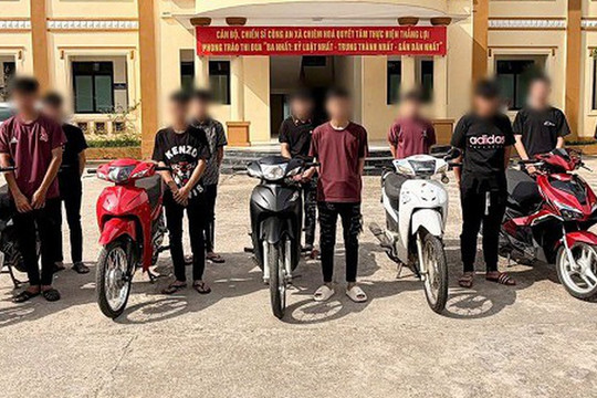 12 thanh thiếu niên vi phạm giao thông còn khiêu khích đăng lên mạng
