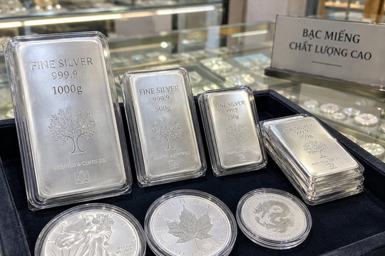 Giá bạc ngày 29/9 giảm 1,64 USD xuống 62,5 USD/ounce khi đồng USD tăng giá cùng áp lực Fed