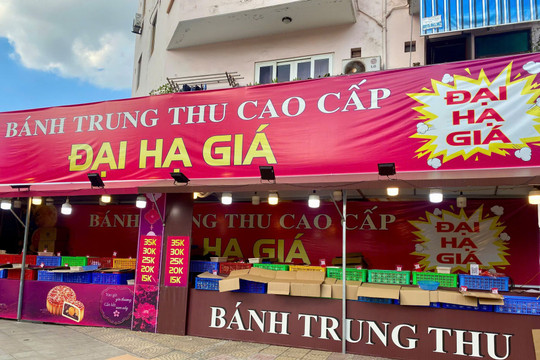 Giá bánh trung thu sau Rằm tháng Tám giảm từ 20% đến 50%, niêm yết từ 15.000 đồng một chiếc