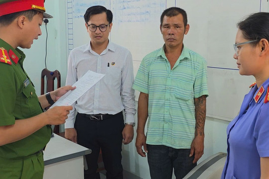 Bắt tạm giam người đàn ông dùng kéo đâm bạn nhậu