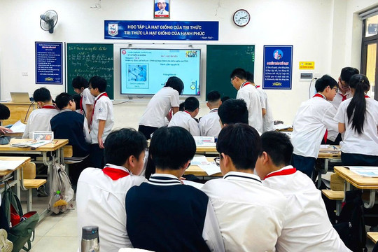 Đường dây nóng phản ánh về lạm thu, dạy thêm sai quy định ở Hà Nội