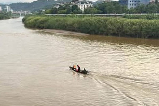 Thuyền chở đoàn kiểm lâm chìm trên sông Hồng, một người mất tích