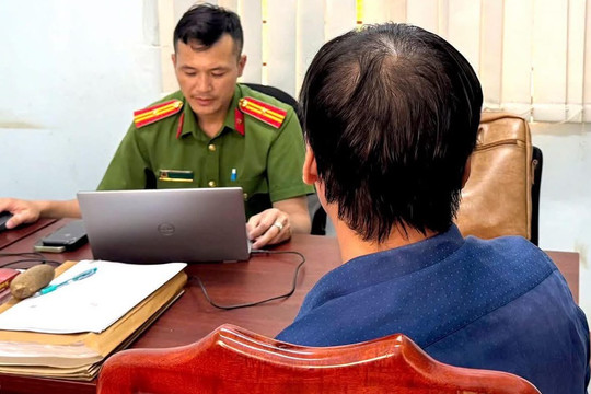 Bố dượng giả bạn trai trên mạng, ép con riêng của vợ 'quan hệ'