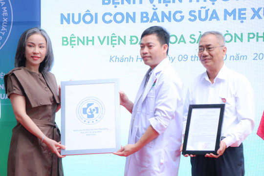 Bệnh viện đầu tiên ở Khánh Hòa đạt chuẩn thực hành nuôi con bằng sữa mẹ