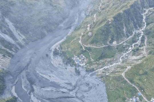 Thảm kịch lũ lụt tại Nepal: Nhiều tuyến đường bị xóa sổ, hơn 100 du khách nước ngoài mắc kẹt