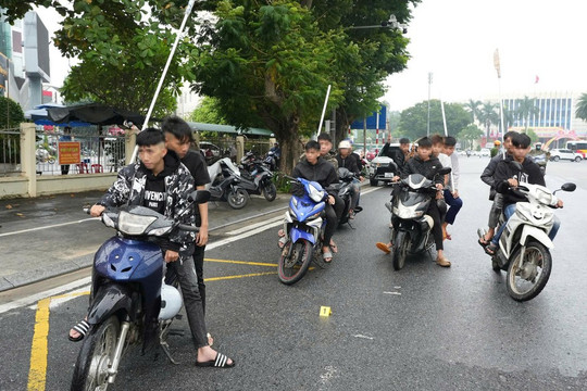 Nhóm thanh thiếu niên ở Huế mang hung khí, gây rối trật tự công cộng