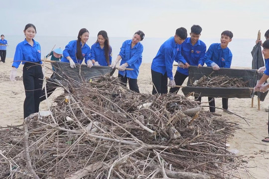Hàng trăm người chung tay làm sạch bãi biển nổi tiếng của Quảng Trị