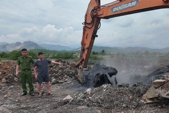Lật tẩy đường dây chôn lấp trái phép 300 tấn chất thải ở Quảng Ninh