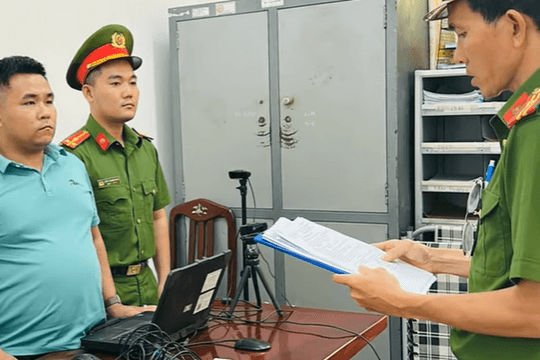 Tối 19/10: Người đàn ông giở 'thói côn đồ' bóp cổ, đánh tài xế ô tô nhập viện sau va chạm giao thông