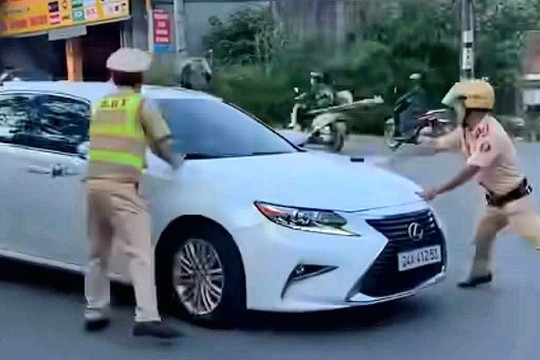 CSGT dừng xe vì chạy quá tốc độ, tài xế ô tô tăng ga bỏ chạy