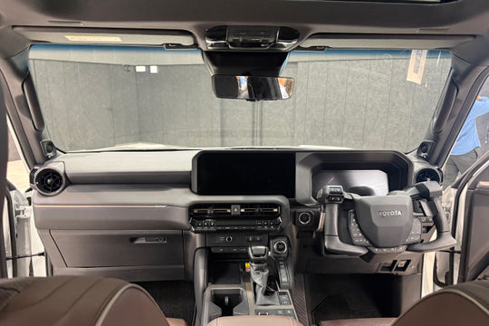 Cận cảnh Toyota Land Cruiser với công nghệ NEO Steer: Lái ô tô như xe máy