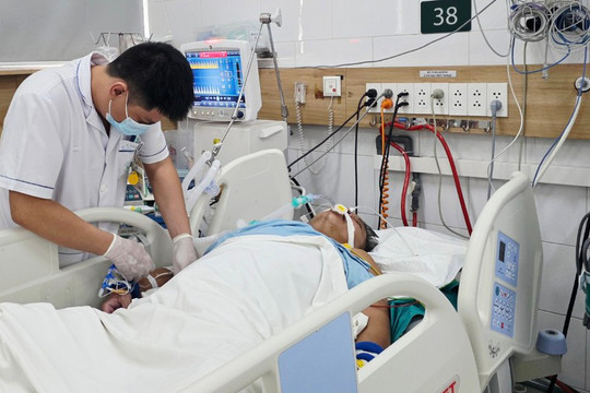 BV Bạch Mai hội chẩn toàn viện cứu 7 nạn nhân ngộ độc khí clo