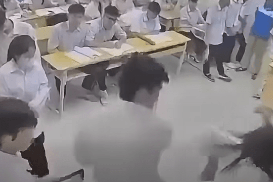 Khởi tố nam học sinh lớp 12 đánh cô giáo gãy xương cánh mũi