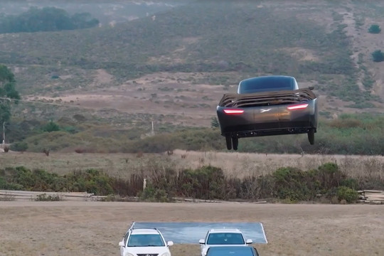 Xe bay Alef cất cánh thẳng đứng, thách thức Tesla Roadster