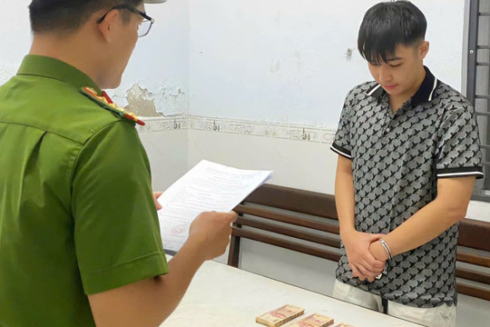 Trộm 133 triệu đồng trong ô tô rồi, thanh niên mang 20 triệu về đưa mẹ