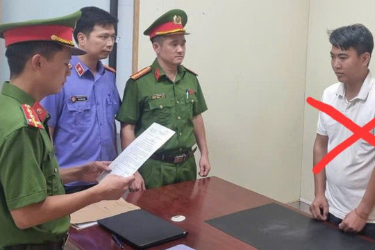 Chống đối hiệu lệnh CSGT, tài xế ô tô bị khởi tố
