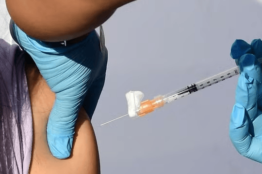 Vaccine mRNA cá thể hóa đầu tiên mở ra bước ngoặt điều trị u hắc tố và ung thư