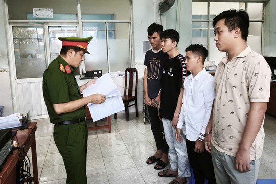 4 người mang dao tự chế đến tấn công gia đình thiếu niên 15 tuổi