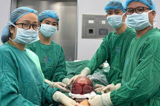 Nữ điều dưỡng hiến máu cứu người phụ nữ có khối u tử cung 13cm