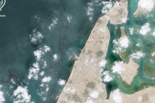 Sự cố tràn dầu ngoài khơi UAE tiếp tục lan rộng, hàng loạt bãi biển phải đóng cửa