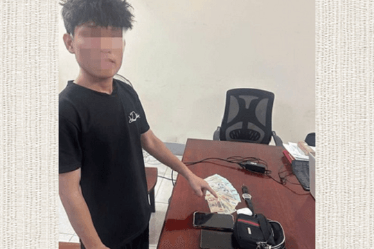 Quên khóa cửa ô tô, người đàn ông mất 80 triệu đồng trong chớp mắt