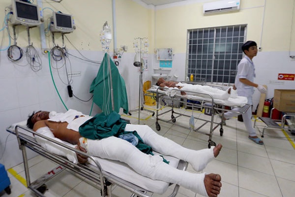 6 thanh niên bốc cháy khi ngồi nhậu vì thách đố tẩm xăng lên người