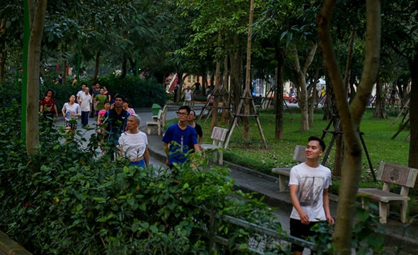 Ảnh: Người dân phản đối đề xuất "xén" đất công viên Cầu Giấy làm bãi đỗ xe