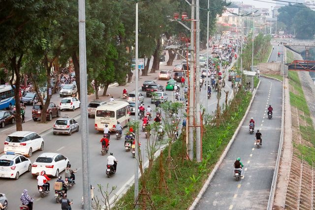 Ảnh: Xe máy xâm lấn con đường đi bộ dài nhất Thủ đô