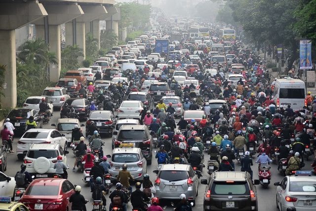 Ảnh: Giao thông chật cứng trên 6 tuyến đường Hà Nội nghiên cứu cấm xe máy