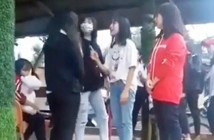 Dân mạng phẫn nộ trước cảnh nữ sinh lớp 8 bị bạn tát liên tục 19 cái