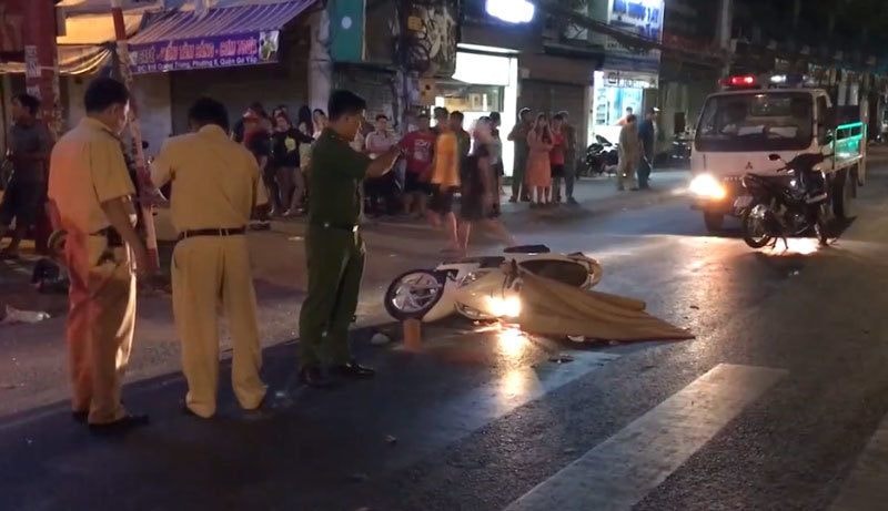 Ngã xuống đường, người phụ nữ bị xe rác cán tử vong thương tâm
