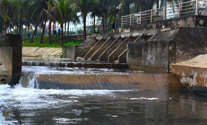 Nước thải đen ngòm tấn công biển Đà Nẵng sau mưa
