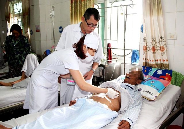Cứu sống cụ ông gần 100 tuổi hoại tử túi mật, viêm ruột thừa