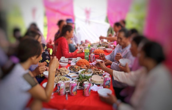 Xôn xao quy định "xử phạt chủ nhà để khách ăn cỗ lấy phần"