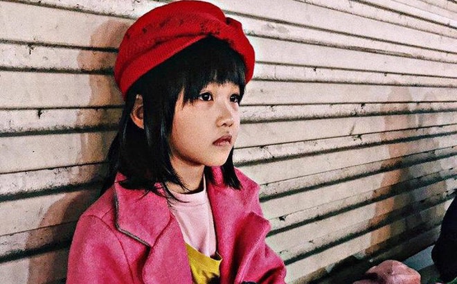 Em bé vô gia cư "gây sốt" cộng đồng mạng vì thần thái cùng cách phối đồ cực "chất"