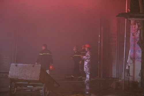 Kho chăn đệm ở khu công nghiệp cháy rụi sau 1 giờ hỏa hoạn