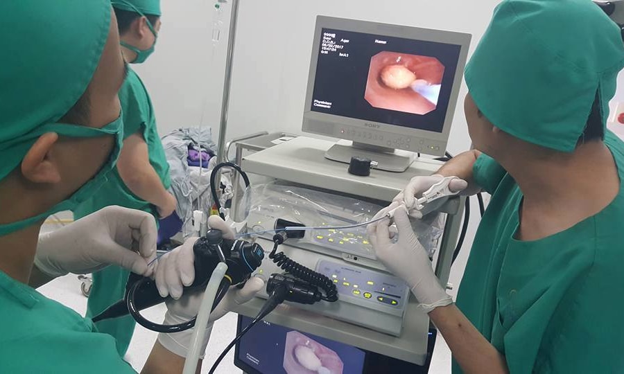 Bác sĩ lôi cả lạng măng tươi ra khỏi ruột bệnh nhân ngỡ là đau bao tử