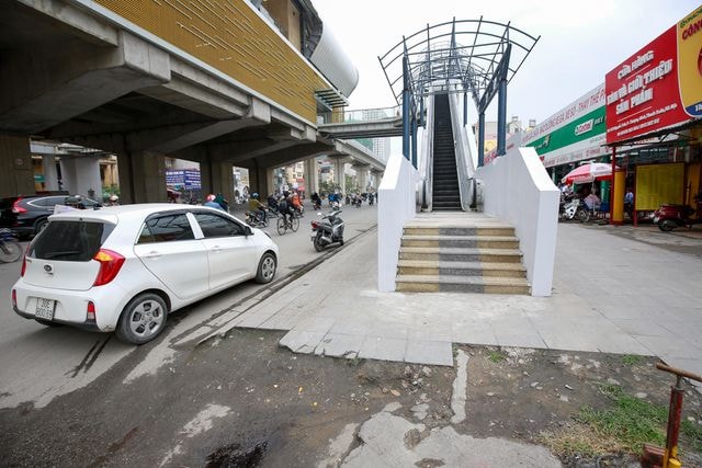 Ảnh: Vỉa hè lát đá trăm tỷ tại Hà Nội bong tróc hàng loạt chỉ sau 1 năm đưa vào sử dụng